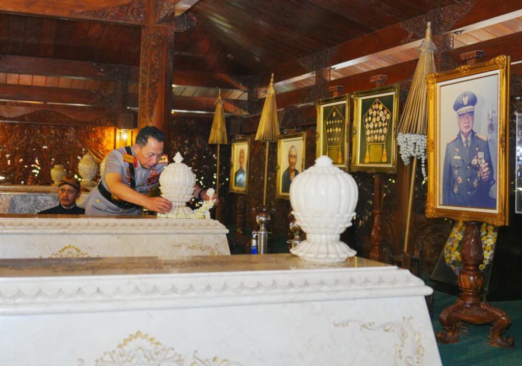 Usai Soekarno dan Gus Dur, Kapolri Ziarah-Tabur Bunga ke Makam Soeharto