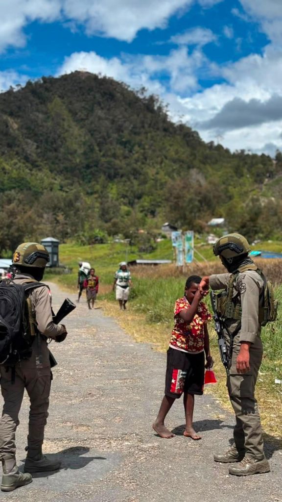 Pengamanan Ibadah di Sinak, Satgas Ops Damai Cartenz Perkuat Rasa Aman Masyarakat