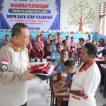 Satgas Ops Damai Cartenz Salurkan Bantuan Seragam Sekolah dan Berikan Edukasi Bahaya Narkoba dan Bijak Bermedia Sosial kepada Pelajar di Sarmi