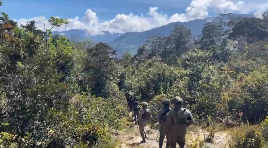 Patroli Dialogis Ops Damai Cartenz Warnai Aktivitas Warga di Distrik Sinak