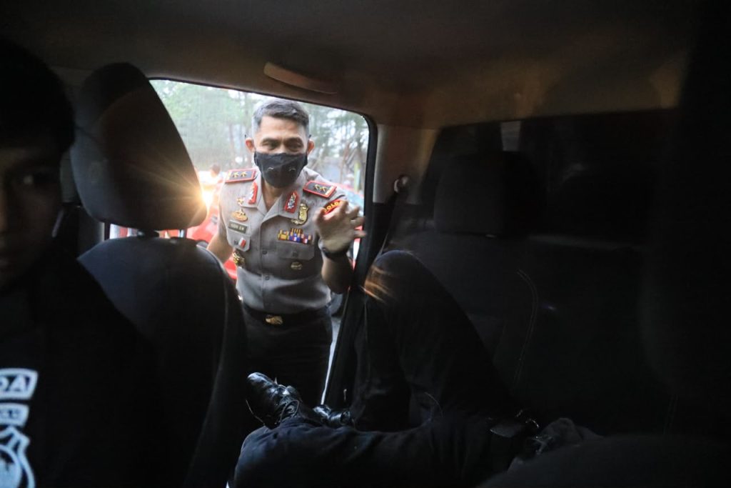 Humanis dan Responsif, Kapolda Bengkulu Berikan Pertolongan kepada Korban Laka di Pantai Panjang
