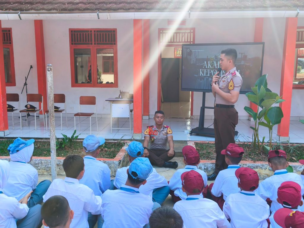 Polri Kerahkan 372 Taruna Akpol Dampingi Siswa di 73 Sekolah Rakyat Bersama Taruna Akademi TNI*