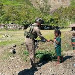 Patroli Humanis Satgas Kepolisian Ops Damai Cartenz di Puncak Jaya Pererat Kedekatan dengan Masyarakat