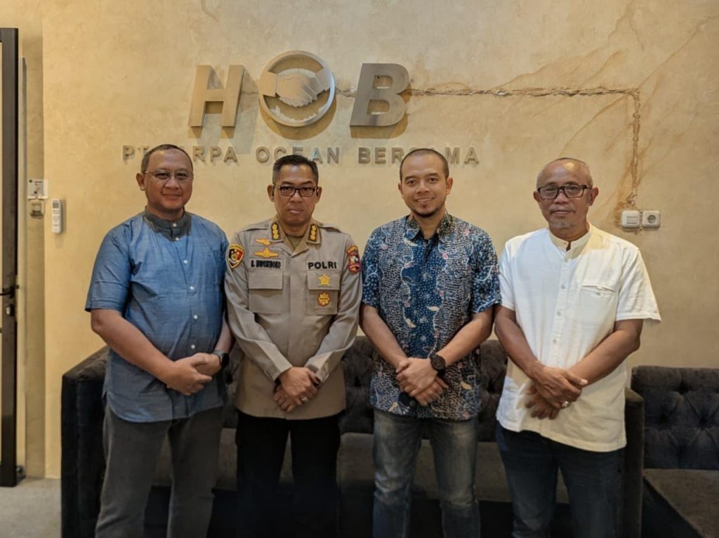 Satgas Kepolisian Operasi Damai Cartenz Terima Bantuan 2.000 Pasang Sandal dari Tiga Perusahaan untuk Masyarakat Papua