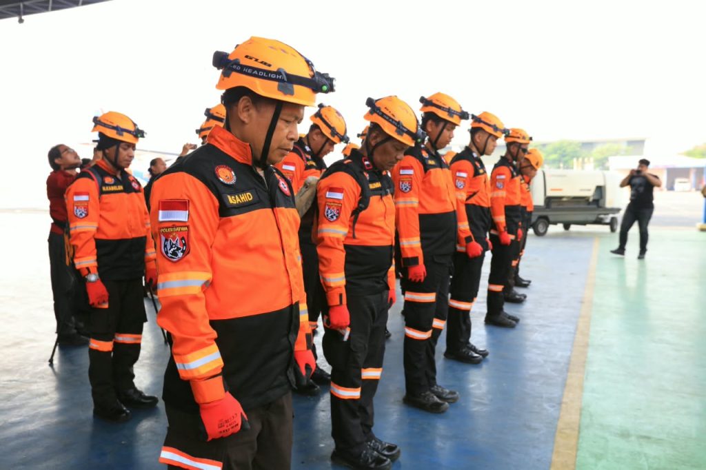 Terus Bergerak, Polri Kembali Kirim Personel K9 dan 2,5 Ton Logistik untuk Korban Gempa NTT