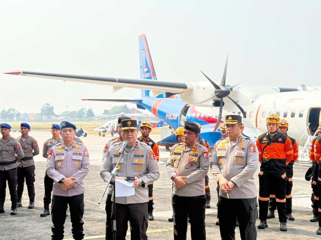Kapolda NTT Tinjau Rumah Warga Terdampak Gempa, Salurkan Bantuan Sosial