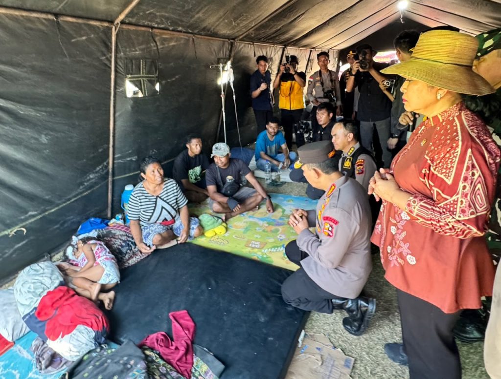 Polri Perkuat Penanganan Gempa NTT, Kapolri Tinjau Lokasi Terdampak dan Serahkan Bantuan