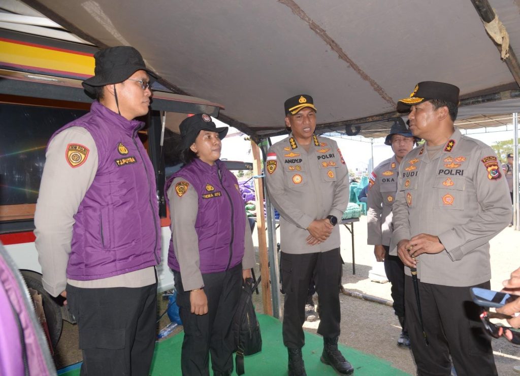 Polri Hadirkan Kepedulian, Berikan Trauma Healing bagi Pengungsi Gempa di Maumere