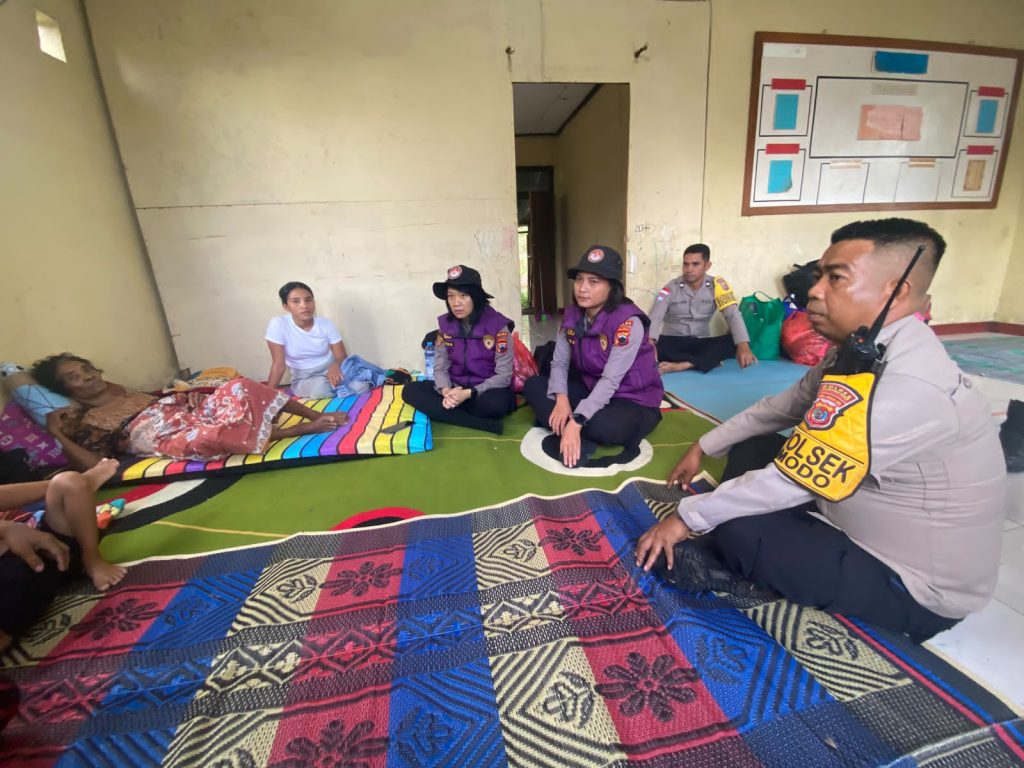 Polri Salurkan Bantuan Sosial untuk Warga Terdampak Gempa di Desa Kerirea