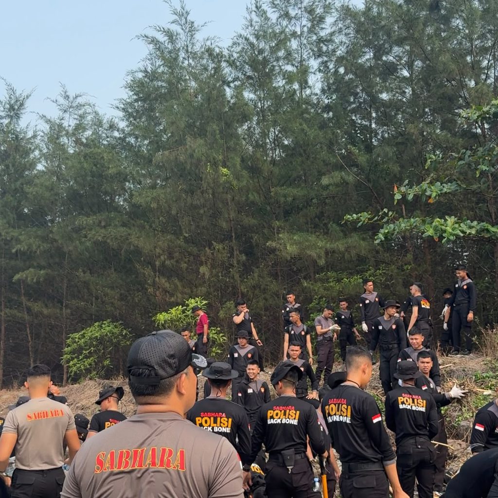 Bulan Bakti Kebersihan, Personel Ditsamapta Polda Bengkulu Bersihkan Pantai Pasir Putih