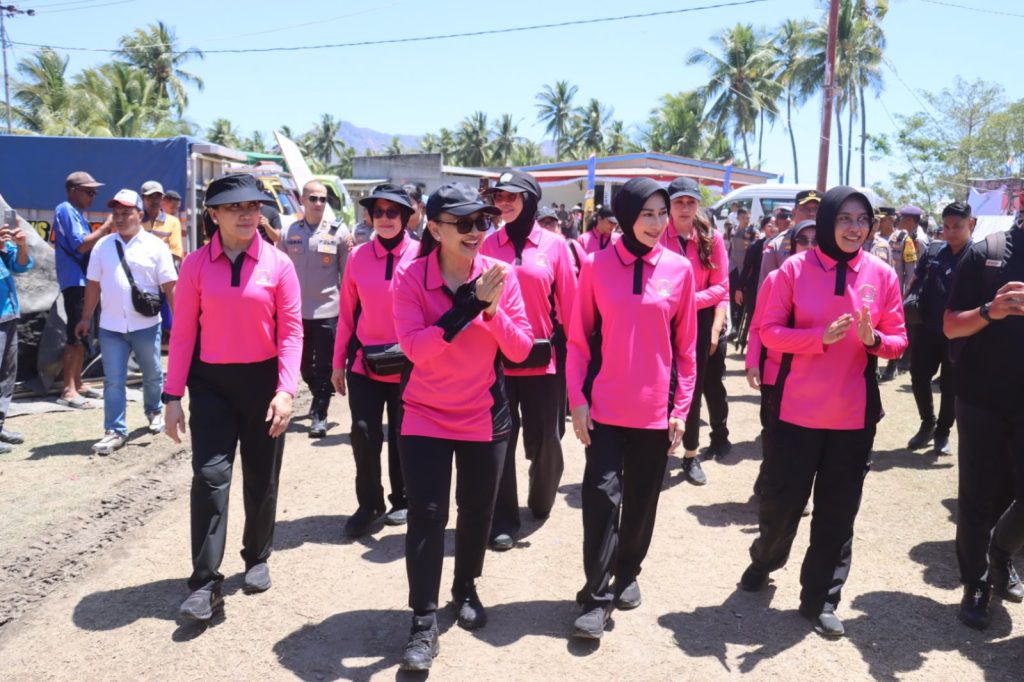 Ketua Umum Bhayangkari Gelar Bakti Sosial dan Bakti Kesehatan bagi Pengungsi Gempa Flores