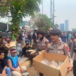 Polwan Sapa Pejuang Aspirasi, Bagikan Makanan dan Minuman di DPR