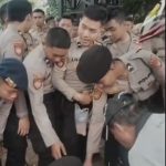 Polisi Borong Tahu Pedagang, Bagikan kepada Warga di Tengah Kegiatan Penyampaian Aspirasi