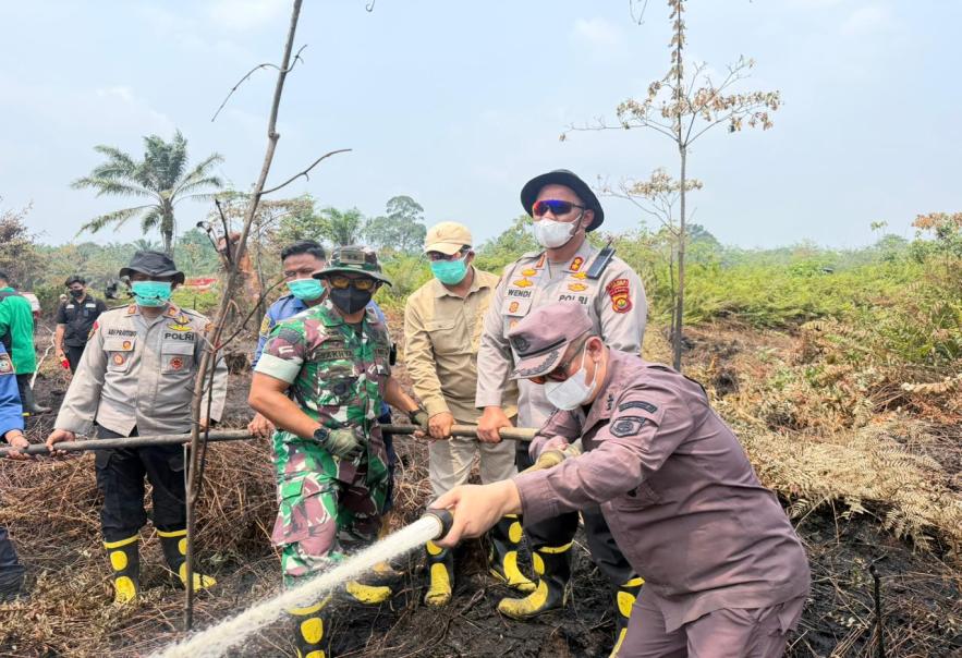 Polri Bersama TNI dan Stakeholder Gerak Cepat Tangani Karhutla di Sarolangun