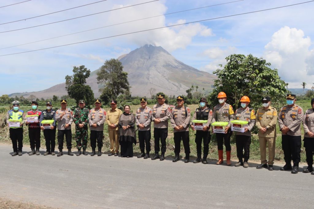 Gunung Sinabung Berstatus Siaga, 176 Personel Polri Dikerahkan untuk Layani dan Lindungi Masyarakat