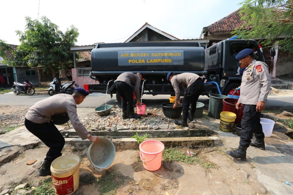 Satuan Brimob Polda Lampung Salurkan Ribuan Liter Air Bersih bagi Masyarakat Terdampak Kekeringan