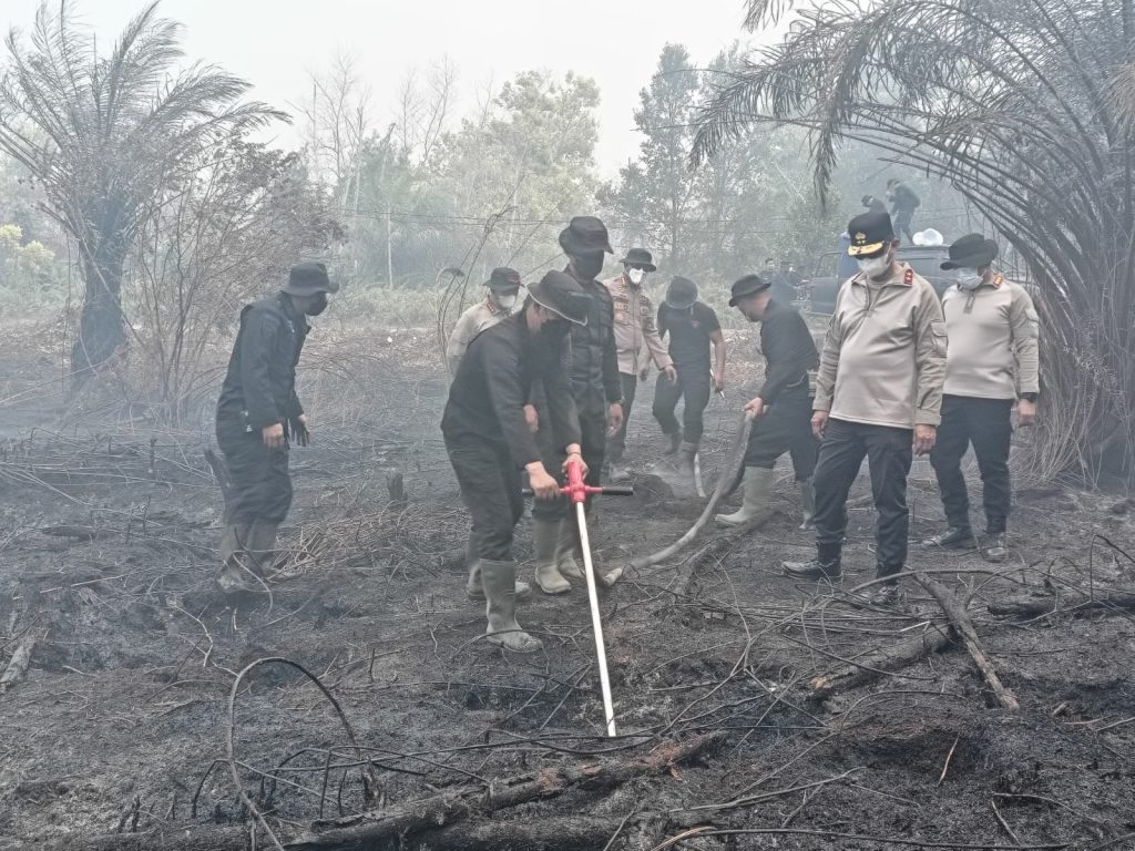 Polda Kalteng Optimalkan Serbuk Tepung Singkong “Hertindo AF31”, Untuk Padamkan Bara di Lahan Gambut