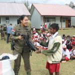 Bermain dan Belajar Bersama Anak, Satgas Kepolisian Operasi Damai Cartenz Berikan Dukungan Psikologis di SD Inpres Kago