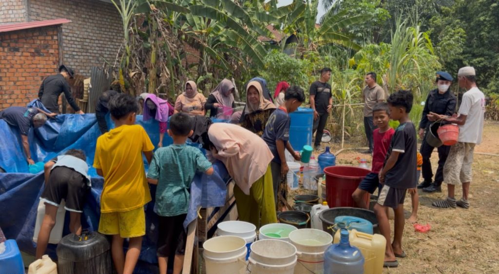 Brimob Polda Jambi Salurkan Air Bersih, Bantu Warga Terdampak Kekeringan di Muaro Jambi