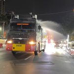 Brimob Polda Metro Jaya Semprot Jalan dan Bagikan Masker Antisipasi Abu Vulkanik Anak Krakatau