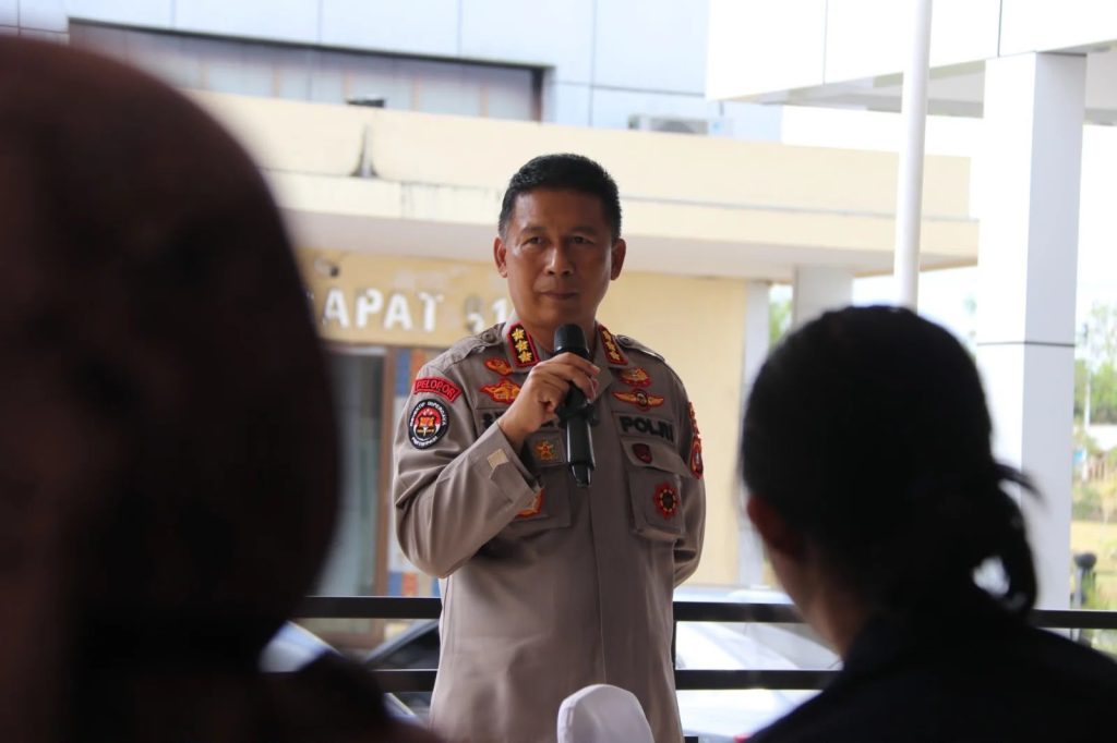 Kurangi Debu dan Dampak Karhutla, Samapta Polda Kaltara Lakukan Penyiraman Jalan