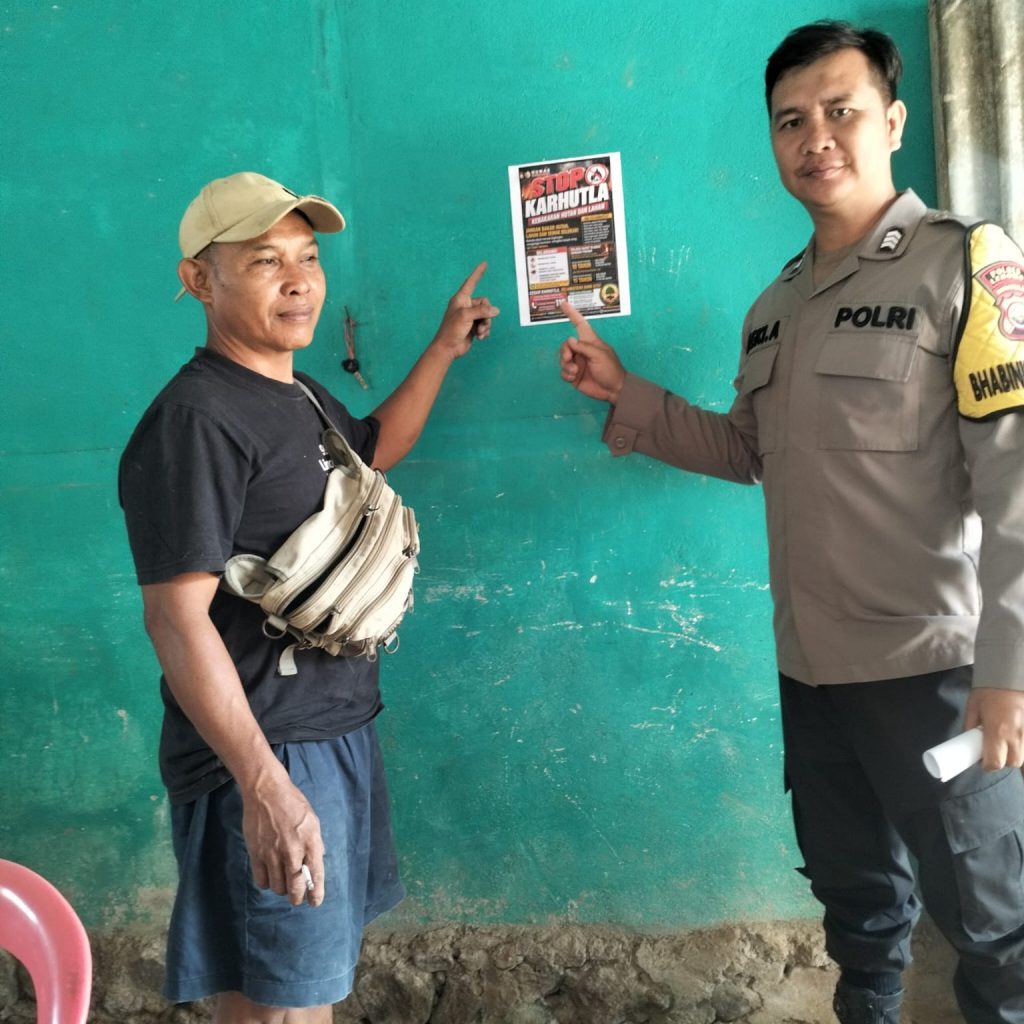 Bhabinkamtibmas Polsek Lebong Utara Ajak Warga Cegah Karhutla Melalui Himbauan dan Pemasangan Stiker