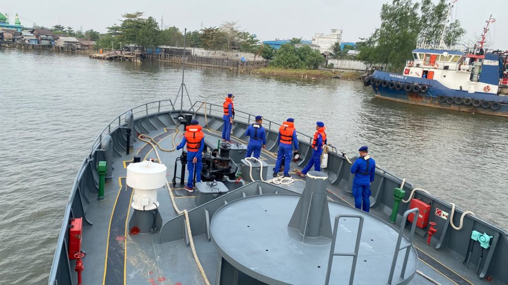 GELOMBANG KURANG BERSAHABAT, KAPAL POLRI TETAP SISIR LAUT BERSAMA TIM SAR CARI KORBAN KM VIRGO TRANSPORT 8