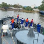 GELOMBANG KURANG BERSAHABAT, KAPAL POLRI TETAP SISIR LAUT BERSAMA TIM SAR CARI KORBAN KM VIRGO TRANSPORT 8
