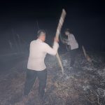 POLSEK LEBONG UTARA BERSAMA WARGA PADAMKAN KARHUTLA DI DESA KETENONG 1