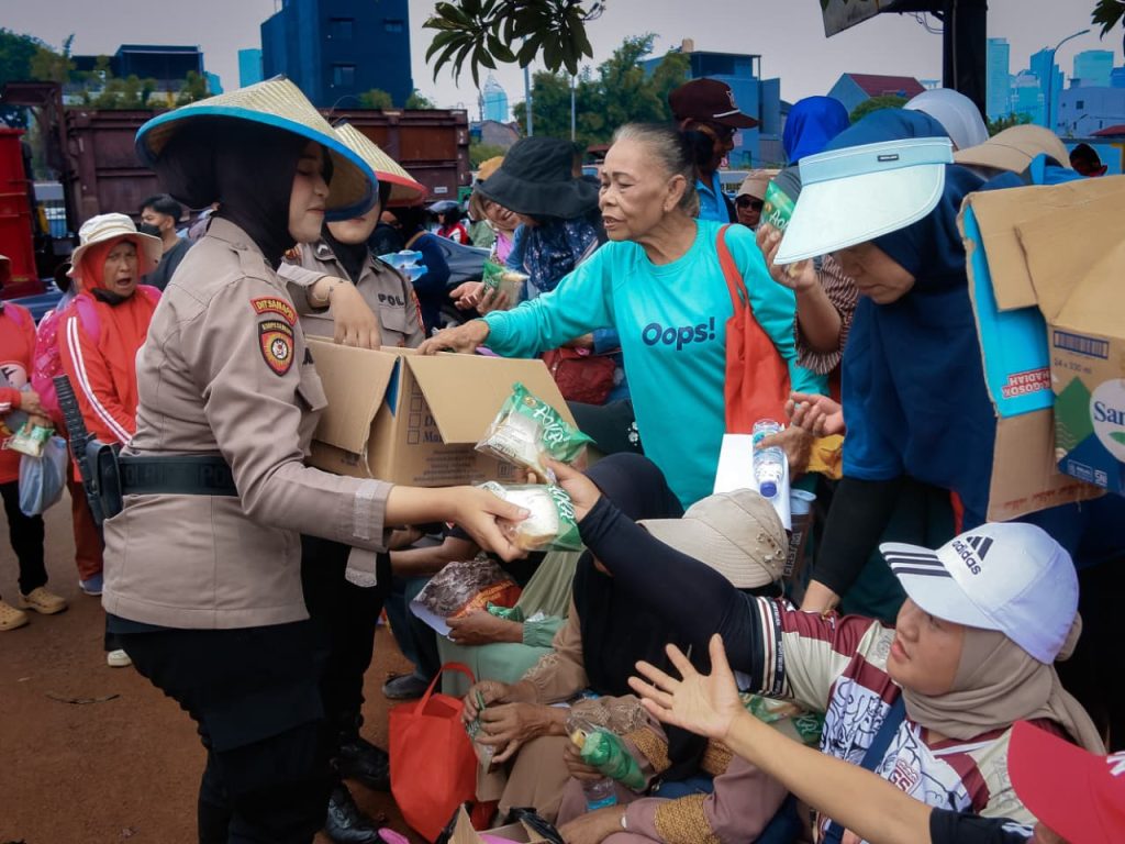 Polda Metro Jaya Bagikan Air Minum dan Makanan Ringan kepada Peserta Penyampaian Aspirasi