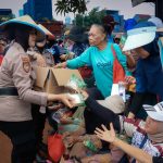 Polda Metro Jaya Bagikan Air Minum dan Makanan Ringan kepada Peserta Penyampaian Aspirasi