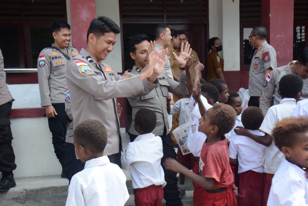 Satgas Damai Cartenz Bagikan Tas dan Alat Tulis untuk Masa Depan Papua