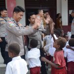 Satgas Damai Cartenz Bagikan Tas dan Alat Tulis untuk Masa Depan Papua