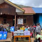 LAMPU SOLAR PANEL TERANGI ARINKOP, WARGA SAMBUT HANGAT KEHADIRAN SATGAS DAMAI CARTENZ DAN SATGAS TNI
