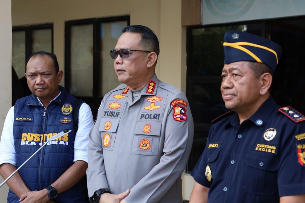 SINERGITAS BEACUKAI DAN SATGAS KEPOLISIAN OPERASI DAMAI CARTENZ DALAM UPAYA MENGAGALKAN PENYELUNDUPAN AMUNISI DI PERAIRAN JAYAPURA