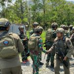 MENYAPA WARGA DAN MENJAGA KETENANGAN, PATROLI GABUNGAN SATGAS KEPOLISIAN OPERASI DAMAI CARTENZ DAN TNI DI MUARA