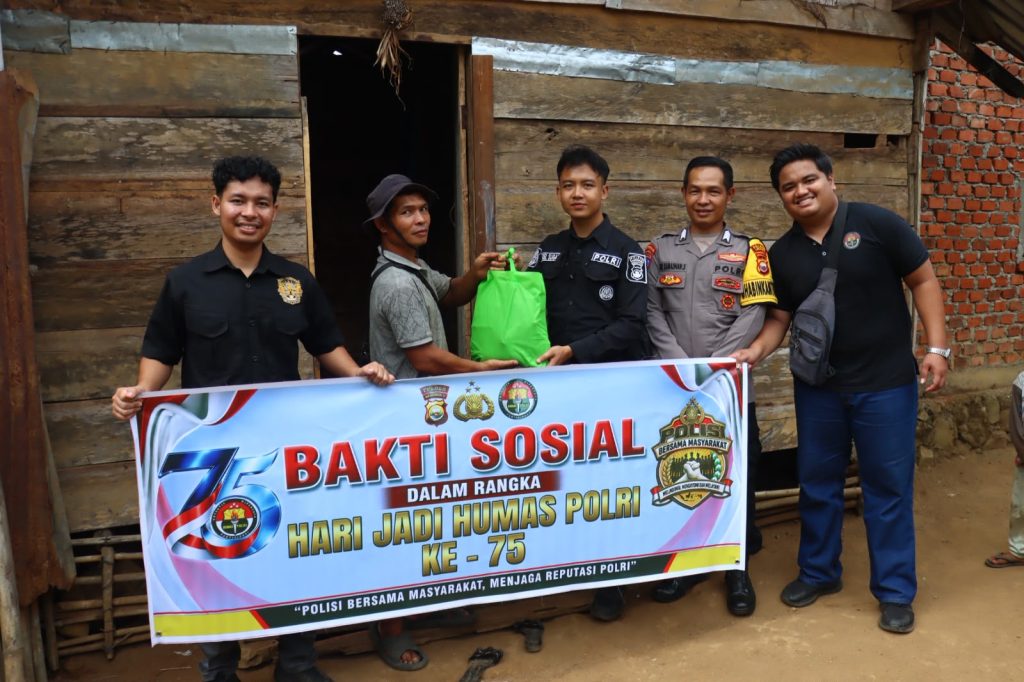 Peringati Hari Jadi Humas Polri ke-75, Humas Polres Lebong Bagikan 10 Paket Sembako di Desa Tabeak Blau II
