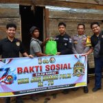 Peringati Hari Jadi Humas Polri ke-75, Humas Polres Lebong Bagikan 10 Paket Sembako di Desa Tabeak Blau II