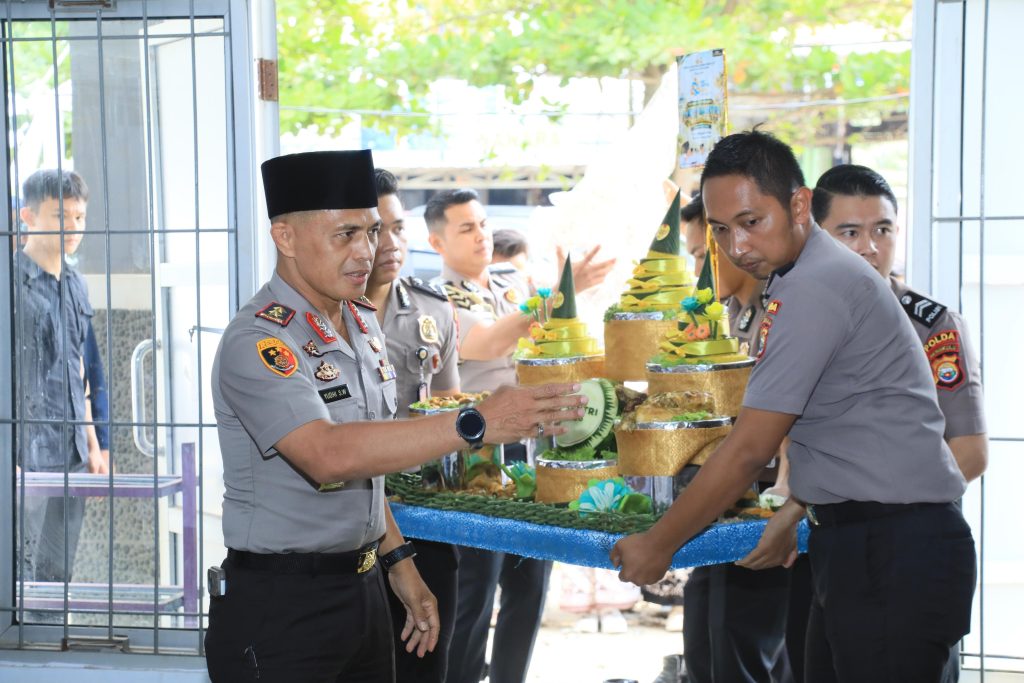 Peringati Hari Santri Nasional 2026, Kapolda Bengkulu Bersama Wakapolda dan PJU Serahkan Tumpeng ke Sejumlah Ponpes