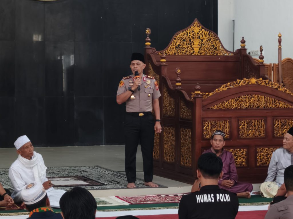 Tak Sekadar Ibadah, Jumat Keliling Kapolda Bengkulu Jadi Momentum Perkuat Silaturahmi dan Kepedulian kepada Masyarakat Lebong