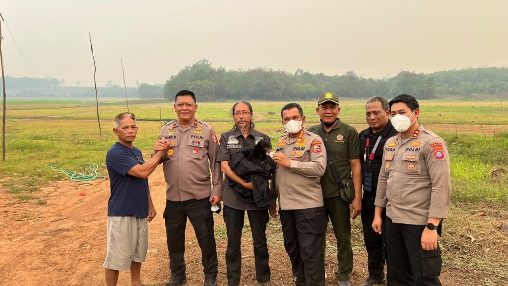 Tak Hanya Padamkan Api, Polri Selamatkan Anak Beruang Madu Terdampak Karhutla